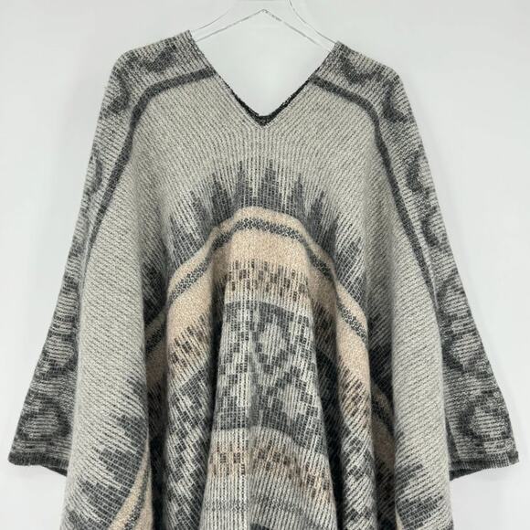 Alpaca wool blend fringe poncho southwestern Aztec print gray tan made in Peru - Picture 2 of 7